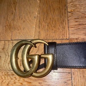 Gucci women’s black leather belt with GG logo